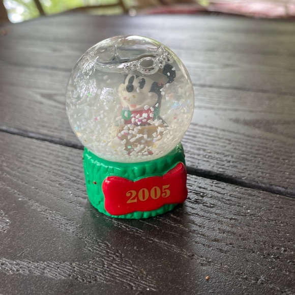 🎄Disney Mickey Mouse Holiday Mini snow Globe - Picture 7 of 7